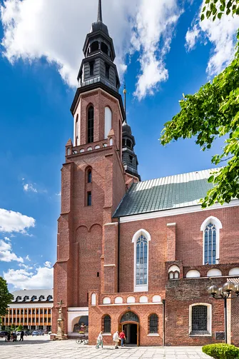 Południowa elewacja boczna świątyni z widocznym portalem wejściowym i neogotycką wieżą.