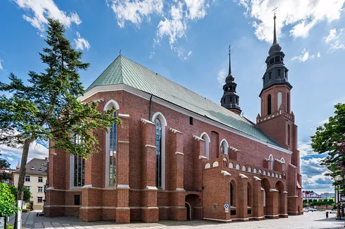 Gotyckie prezbiterium opolskiej katedry z widocznymi przyporami i wysokimi oknami.