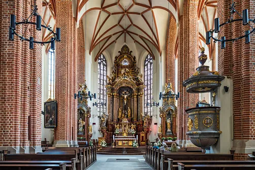 Widok przez nawę główną w stronę barokowego ołtarza głównego opolskiej katedry.