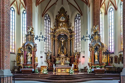 Prezbiterium opolskiej katedry z barokowym ołtarzem głównym i dwoma ołtarzami bocznymi.