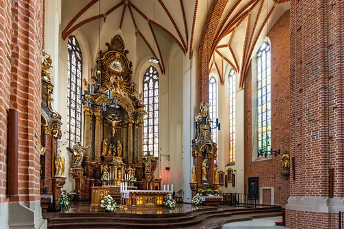 Perspektywa z nawy bocznej na podwyższenie ołtarzowe w opolskiej świątyni.
