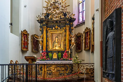 Ołtarz boczny z obrazem Matki Boskiej Opolskiej w kaplicy katedry.