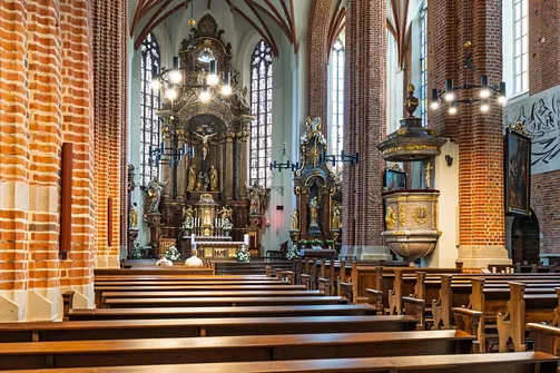 Widok przez całą długość nawy w kierunku monumentalnego ołtarza głównego ze sceną Ukrzyżowania.