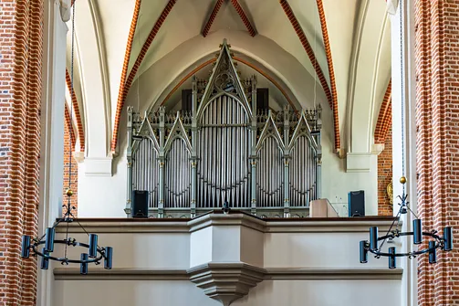 Drewniany prospekt organowy na murowanej emporze wznoszący się we wnętrzu opolskiej katedry.