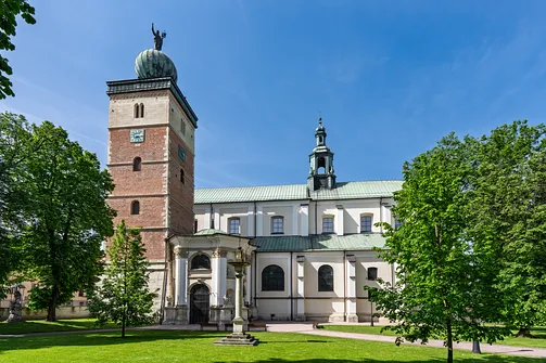 Widok na południową elewację miechowskiej świątyni.