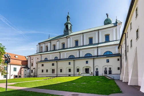 Północna elewacja korpusu nawowego oraz przyległe skrzydło dawnego klasztoru bożogrobców.