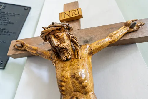Drewniany krucyfiks z figurą Ukrzyżowanego Chrystusa we wnętrzu miechowskiej bazyliki.