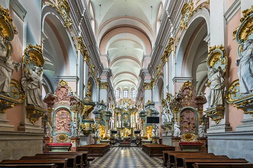 Nawa główna świątyni z widokiem na barokowy ołtarz główny oraz rokokowe wyposażenie.
