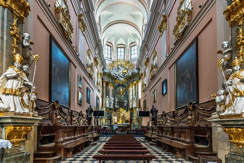 Prezbiterium bazyliki miechowskiej z barokowymi stallami po obu stronach nawy.
