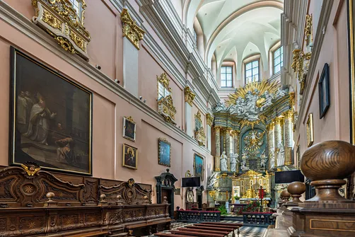Prezbiterium miechowskiej świątyni z rokokowym ołtarzem głównym i zabytkowymi stallami.