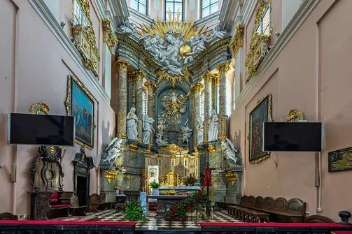 Późnobarokowy ołtarz główny z kompozycją rzeźbiarską Zmartwychwstania Pańskiego w Miechowie.