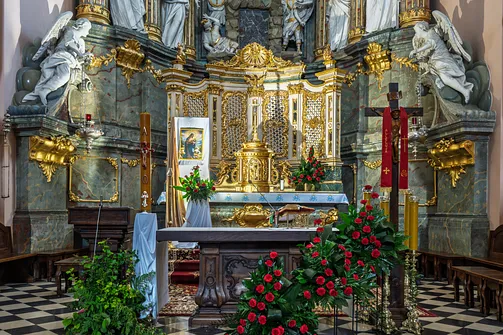 Tabernakulum i mensa w ołtarzu głównym bazyliki kolegiackiej Grobu Bożego.