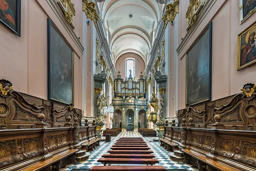 Chór muzyczny i prospekt organowy widoczny z prezbiterium.