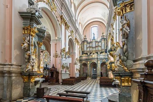 Nawa główna z prospektem organowym na osi i rokokowymi ołtarzami bocznymi.