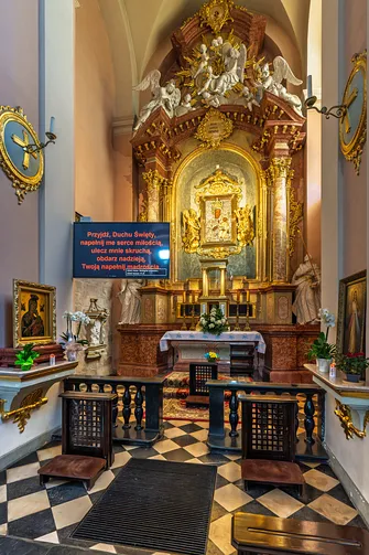 Ołtarz z obrazem Matki Bożej w złoconej nastawie w kaplicy miechowskiej bazyliki.