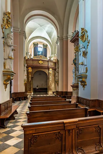 Widok wzdłuż nawy bocznej w kierunku mniejszego chóru.