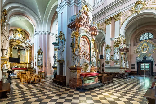 Przekrój przez nawę główną z widocznymi ołtarzami przyfilarowymi oraz posadzką.