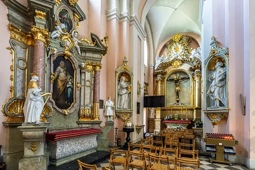 Ołtarz boczny z obrazem św. Anny oraz Kaplica Ukrzyżowania w głębi nawy.