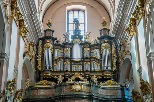 Barokowy prospekt organowy z bogatą dekoracją snycerską na chórze muzycznym.