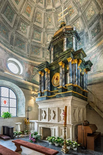 Kaplica Grobu Bożego z architektoniczną kopią świętego grobu i kopułą.