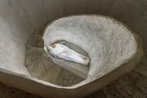 Symboliczna figura Chrystusa owinięta w całun usytuowana w dolnej kondygnacji.