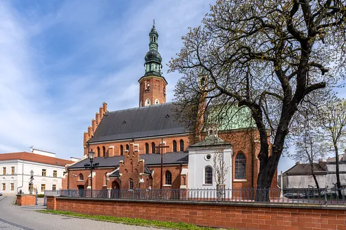Gotycka bryła kościoła św. Jana Chrzciciela w Radomiu z charakterystyczną wieżą, widok od południa.