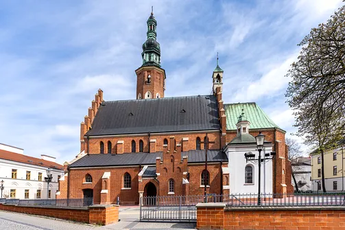 Południowa elewacja radomskiej fary ze schodkowym szczytem nawy i dobudowaną kaplicą Kochanowskich.