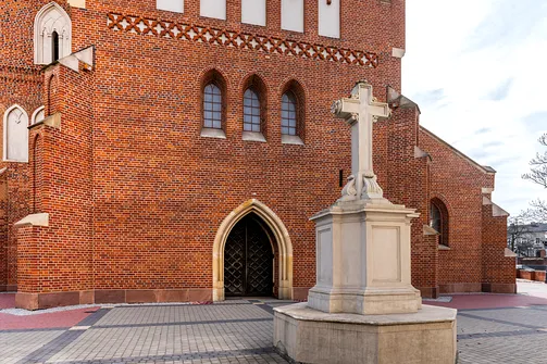 Kamienny krzyż na placu przed kościołem św. Jana Chrzciciela w Radomiu.