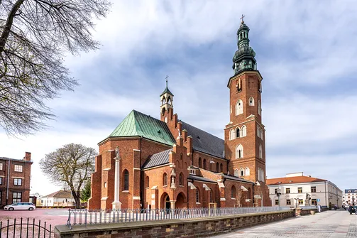 Kościół św. Jana Chrzciciela w Radomiu, widok na wielobocznie zamknięte prezbiterium i wieżę.