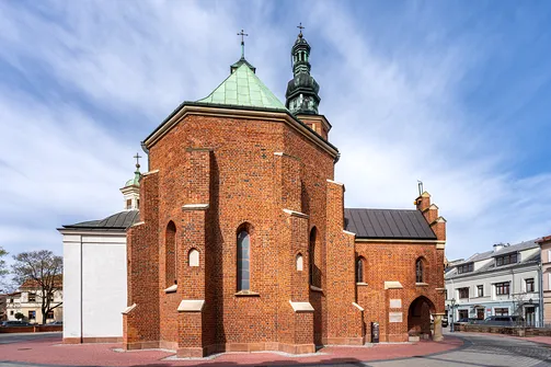 Wieloboczne prezbiterium radomskiej fary wzmocnione ceglanymi przyporami.