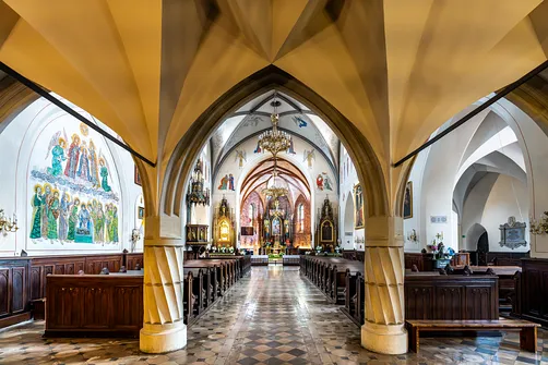 Nawa główna kościoła św. Jana Chrzciciela w Radomiu z widokiem na ołtarz główny.