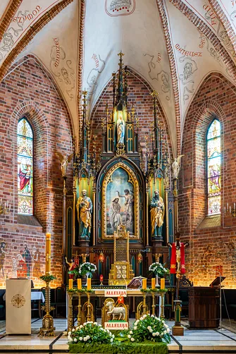 Neogotycki ołtarz główny z obrazem Chrztu Pańskiego w kościele św. Jana Chrzciciela.