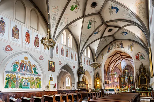 Widok na przestrzeń nawową i prezbiterium radomskiej świątyni.