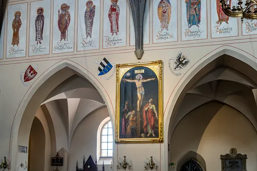 Malowidła ścienne oraz obraz Ukrzyżowanie we wnętrzu kościoła w Radomiu.