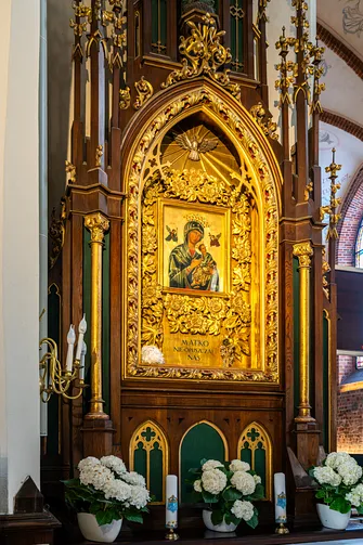 Ołtarz z ikoną Matki Bożej Nieustającej Pomocy w kościele farnym.
