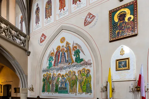 Fragment polichromii i tablica pamiątkowa w kościele św. Jana Chrzciciela.