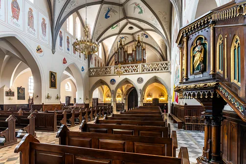 Widok z nawy głównej na chór muzyczny i organy w radomskiej farze.