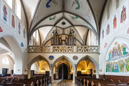 Chór muzyczny z neogotyckimi organami w kościele św. Jana Chrzciciela.