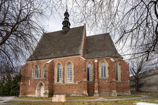 Gotycka bryła świątyni św. Władysława w Szydłowie ujęta od strony południowo-wschodniej.