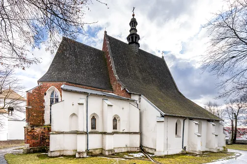 Północna elewacja szydłowskiego kościoła z widoczną przybudówką.