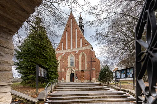 Zachodnia fasada świątyni z ostrołukowym portalem i wysokim, dekoracyjnym szczytem.