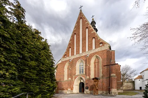 Ostrołukowy portal wejściowy oraz ozdobny szczyt zachodniej fasady szydłowskiej świątyni.
