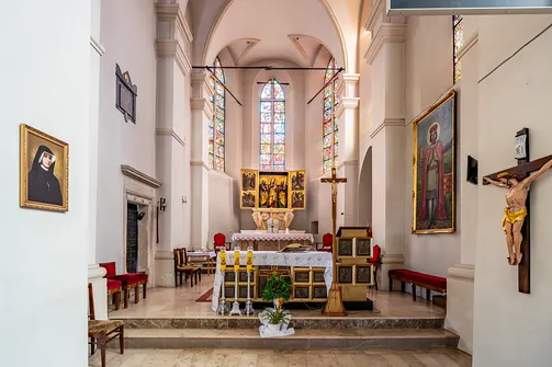 Wnętrze kościoła św. Władysława w Szydłowie z widokiem na prezbiterium i ołtarz główny.