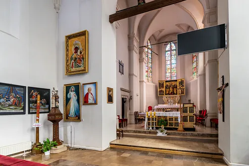 Widok z nawy na prezbiterium szydłowskiej świątyni oraz dekoracje ścian bocznych.