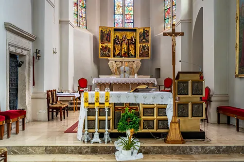 Ołtarz główny z gotyckim tryptykiem w prezbiterium kościoła św. Władysława w Szydłowie.