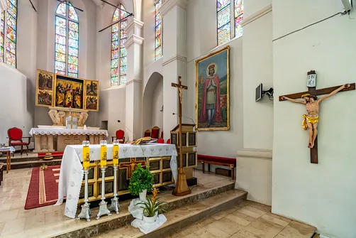 Ołtarz posoborowy, prezbiterium oraz obrazy na ścianie szydłowskiej świątyni.