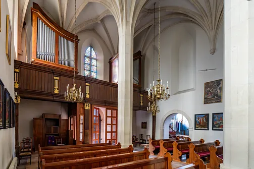 Chór muzyczny z prospektem organowym oraz sklepienie nawy szydłowskiego kościoła.