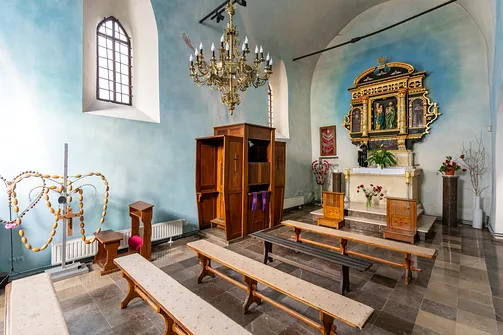 Wnętrze kaplicy bocznej kościoła św. Władysława z retabulum ołtarzowym i konfesjonałem.