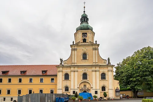 Główna elewacja frontowa świątyni rudzkiej z charakterystycznym szczytem i rzeźbami w niszach.