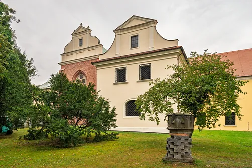 Ceglane i tynkowane detale architektoniczne bocznej elewacji rudzkiego sanktuarium Maryjnego.